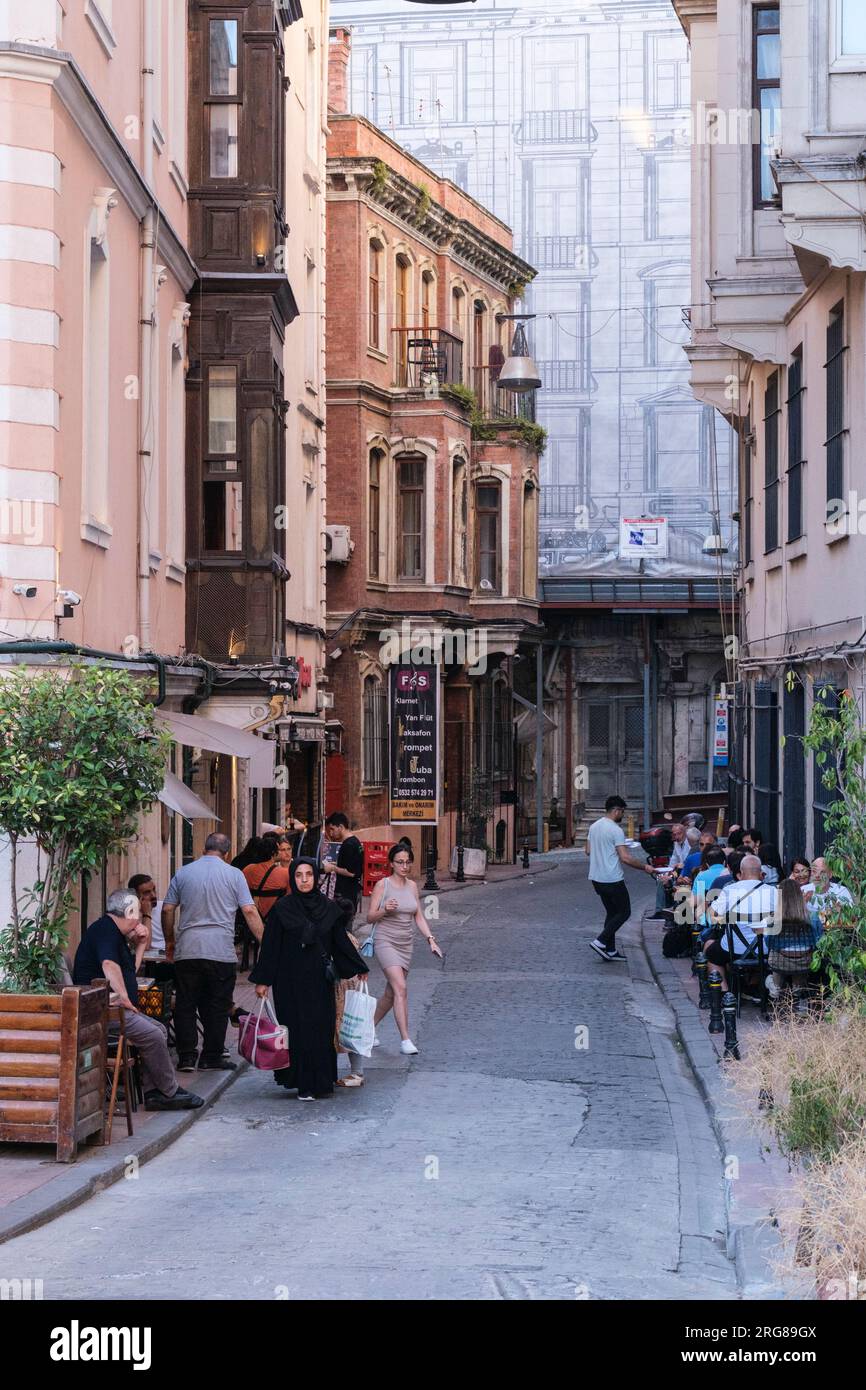 Istanbul, Turquie, Türkiye. Sidewalk Cafe juste à côté de la rue Istiklal, près de la station Tunel funiculaire. Banque D'Images