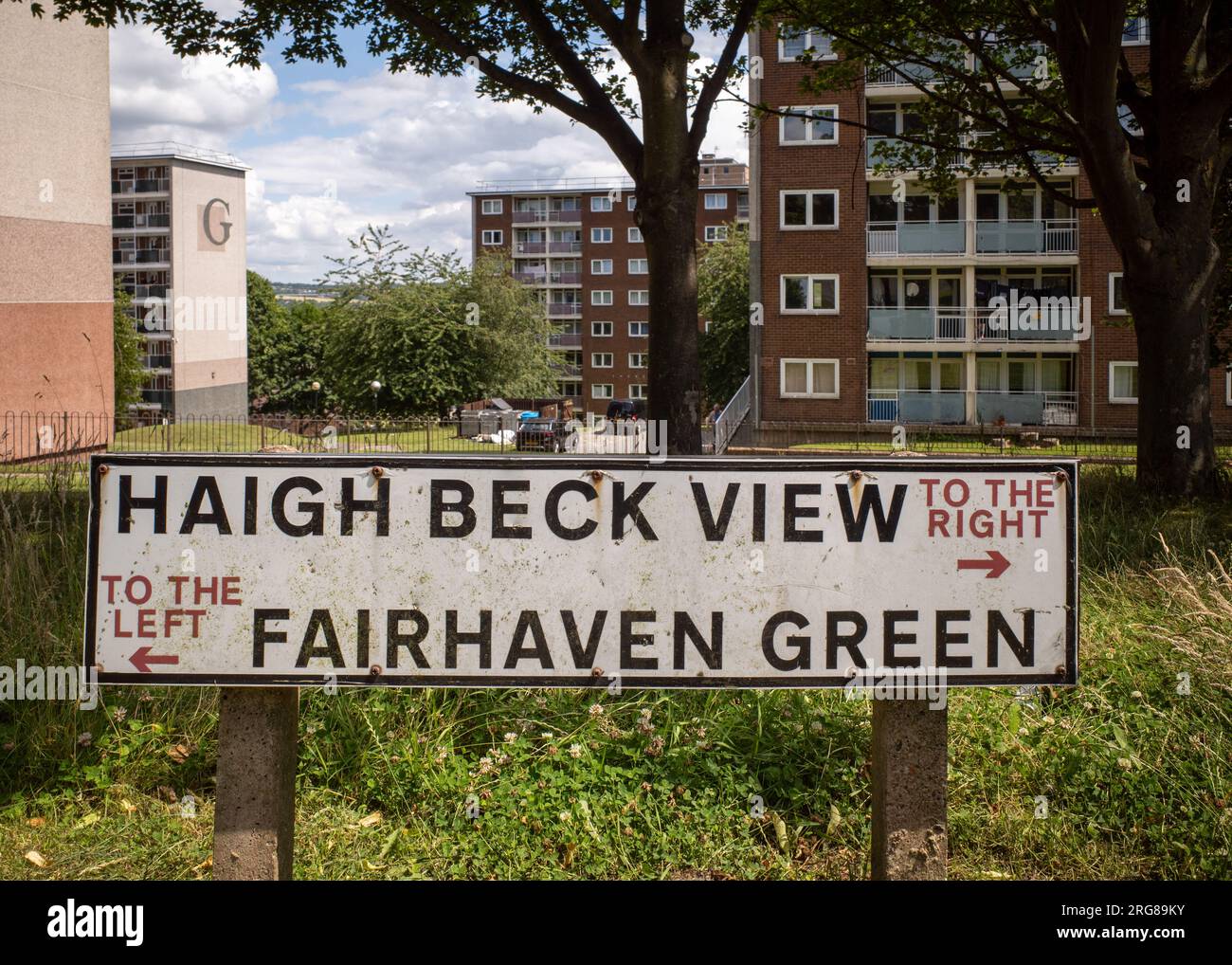 Panneau de rue à Thorpe Edge regardant vers le bas vers des blocs de tour dans la banlieue de Bradford, Angleterre, Royaume-Uni. Logement, rue, architecture des années 1950. ROYAUME-UNI Banque D'Images