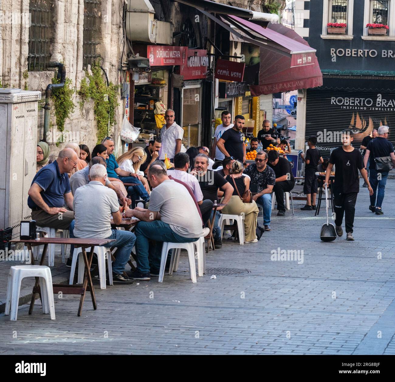 Istanbul, Turquie, Türkiye. Clients d'un Sidewalk Cafe. Banque D'Images