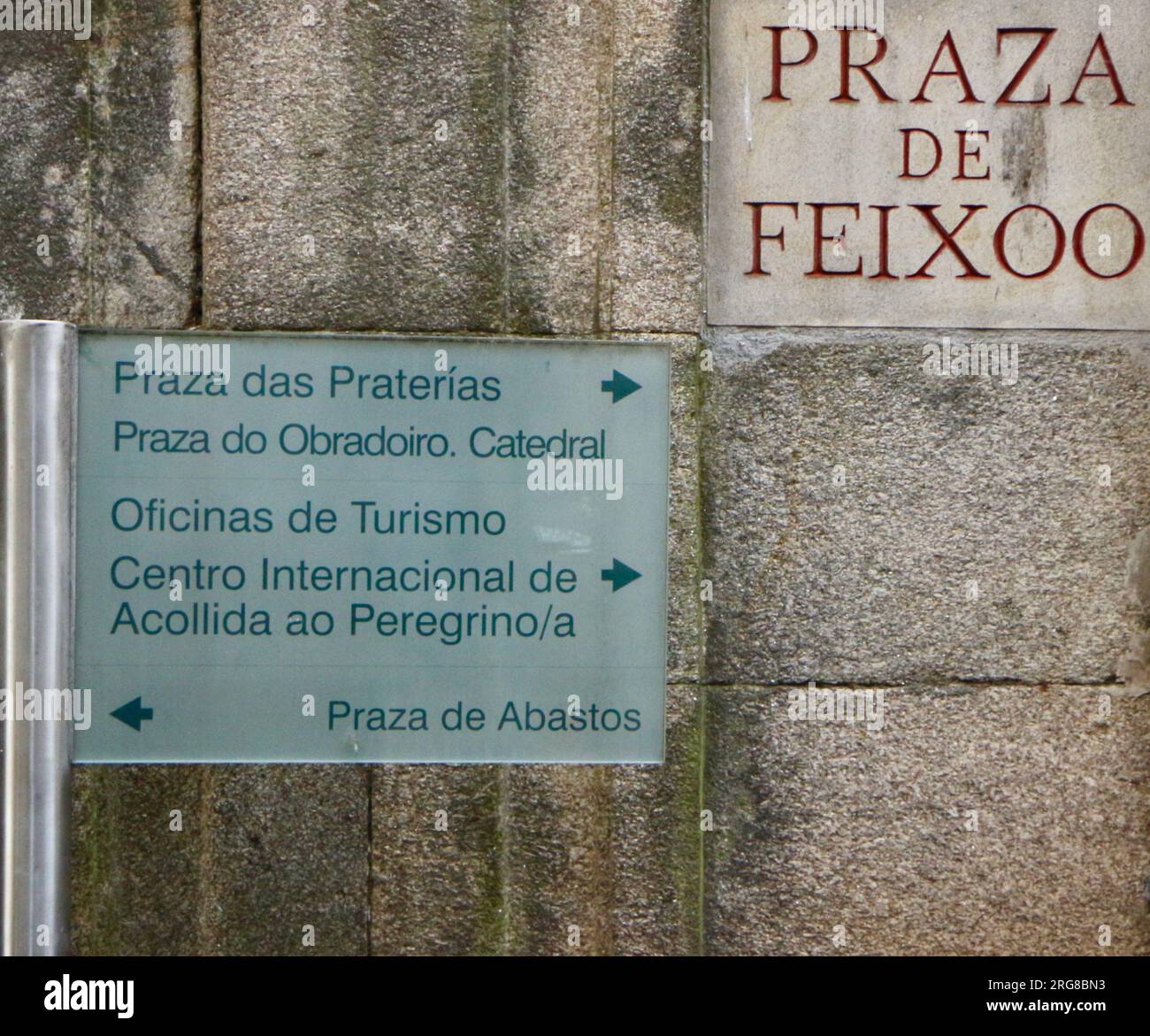 Panneau de direction touristique et panneau de mur de rue pour la Praza de Feixóo Santiago de Compostela Galice Espagne Banque D'Images