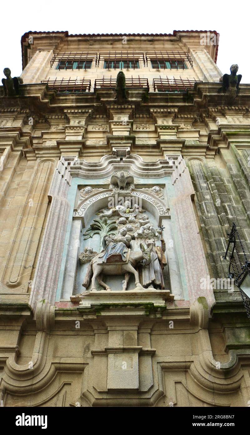 Statue sur la façade du monastère royal de San Pelayo de Antealtares Plaza de Quintana Santiago de Compostela Galice Espagne Banque D'Images