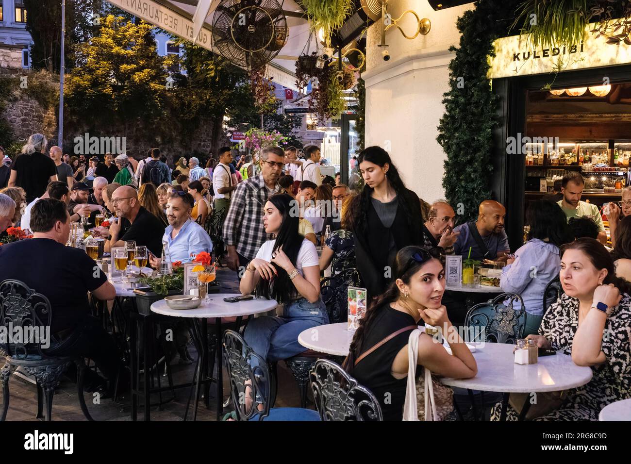 Istanbul, Turquie, Türkiye. Clients du bar du soir près de la tour Galata. Banque D'Images