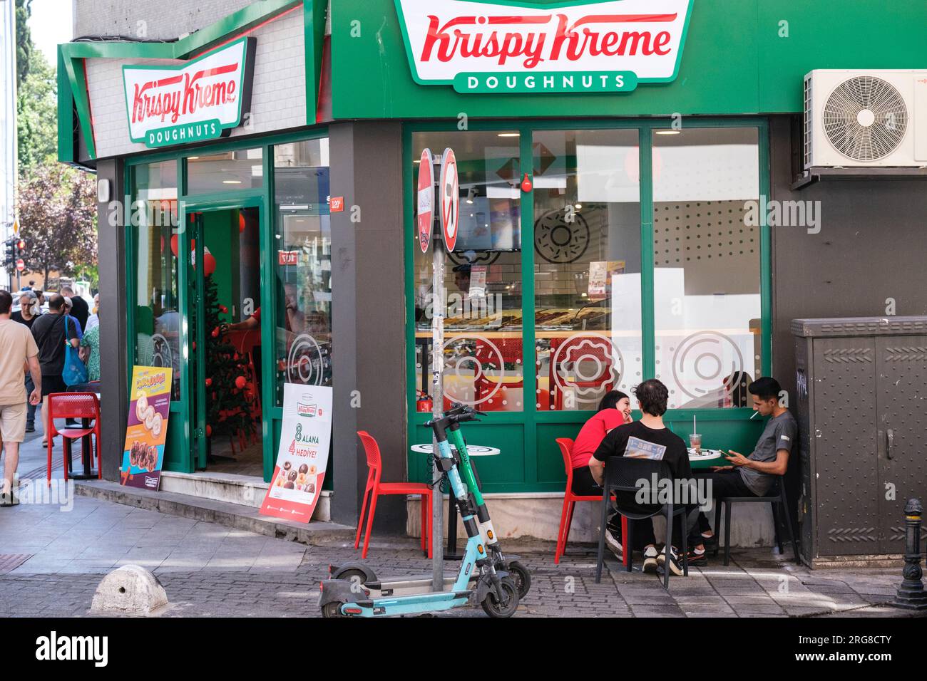 Istanbul, Turquie, Türkiye. Magasin de beignets Uskudar Krispy Kreme. Banque D'Images