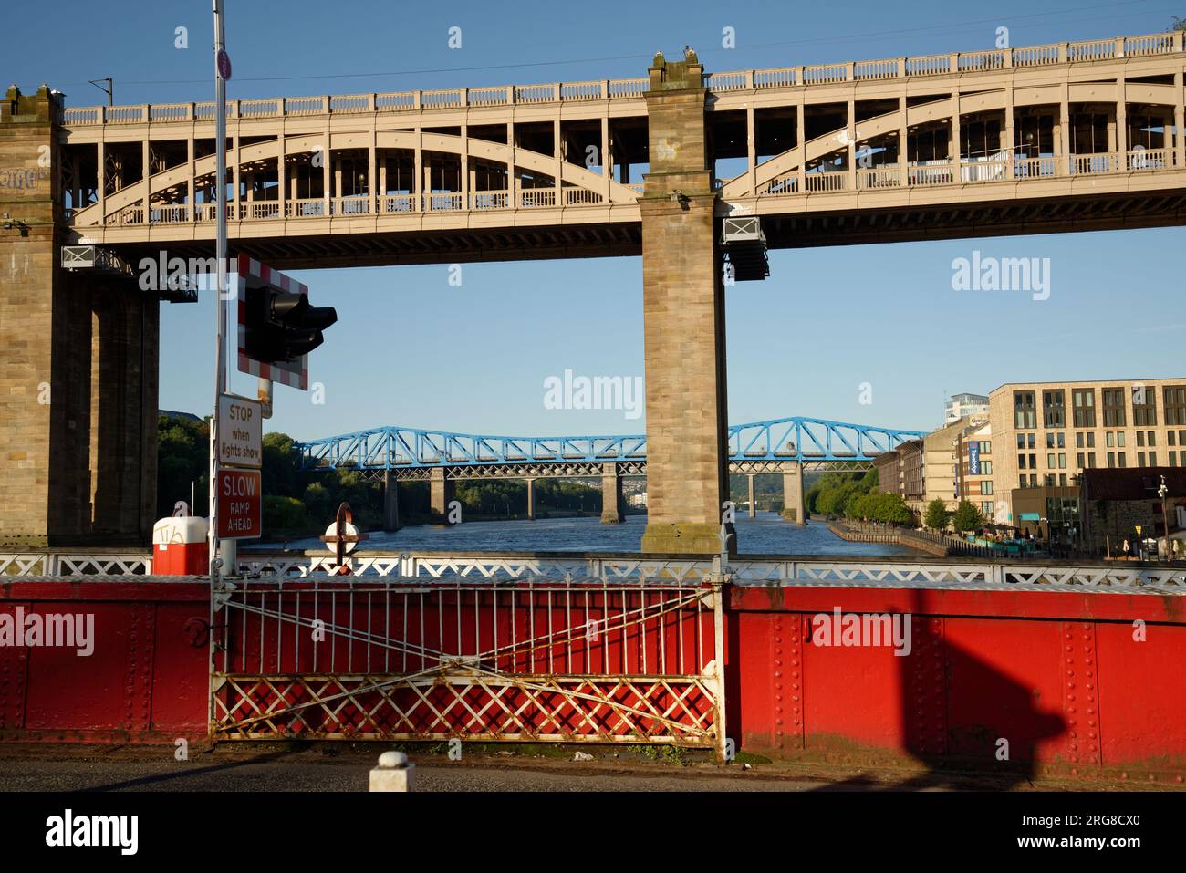 Le High Level Bridge à Newcastle. Pont tournant en métal peint en rouge et blanc au premier plan au-dessus de la rivière Tyne. Banque D'Images