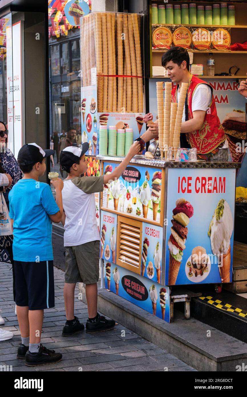 Istanbul, Turquie, Türkiye. Istiklal Street, Jeune garçon achetant de la crème glacée. Banque D'Images