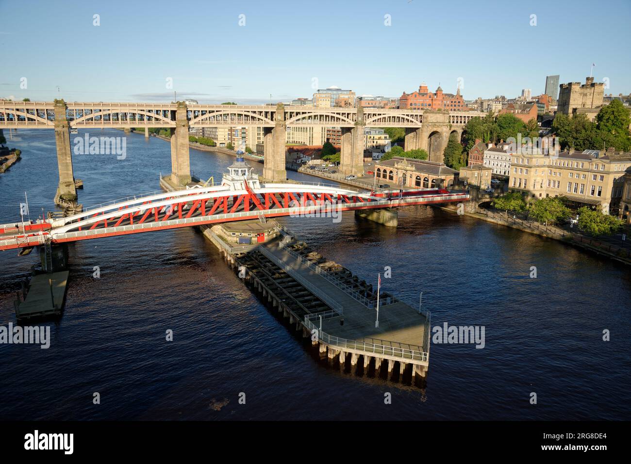 Le pont tournant à Newcastle. Pont routier en métal peint en rouge et blanc sur la rivière Tyne. Le pont de High Level derrière. Banque D'Images