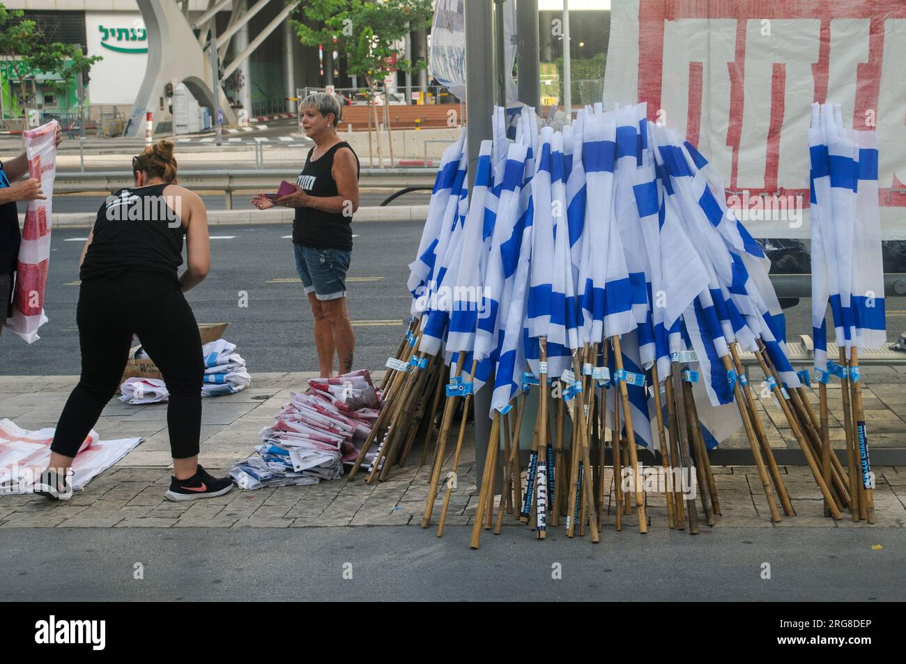 Semaine 30 des manifestations anti-dictature des drapeaux israéliens sont distribués aux manifestants arrivant à la principale manifestation hebdomadaire à Kaplan Banque D'Images