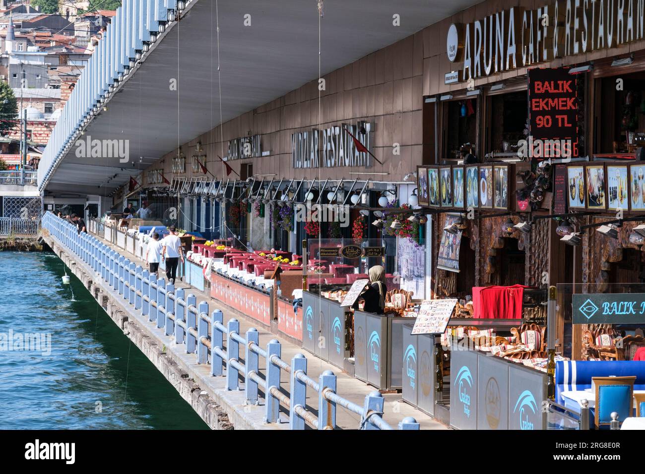 Istanbul, Turquie, Türkiye. Restaurants au niveau inférieur du pont de Galata, tôt le matin. Banque D'Images