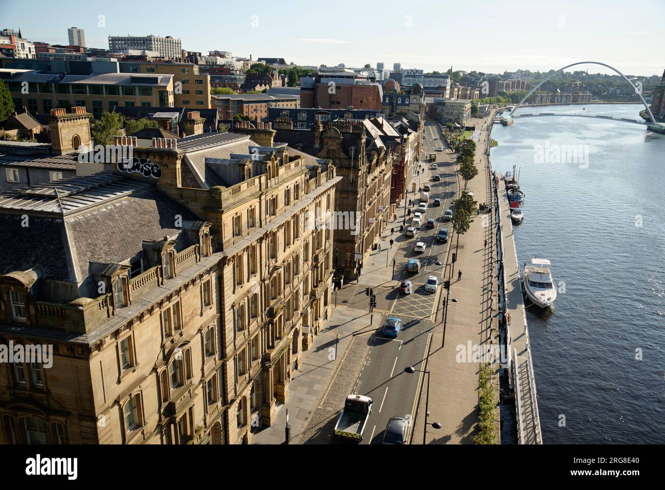 La rivière Tyne à Newcastle avec le Gateshead Millennium Bridge au loin. Il dispose d'une piste piétonne et cyclable sur le pont seulement. Banque D'Images