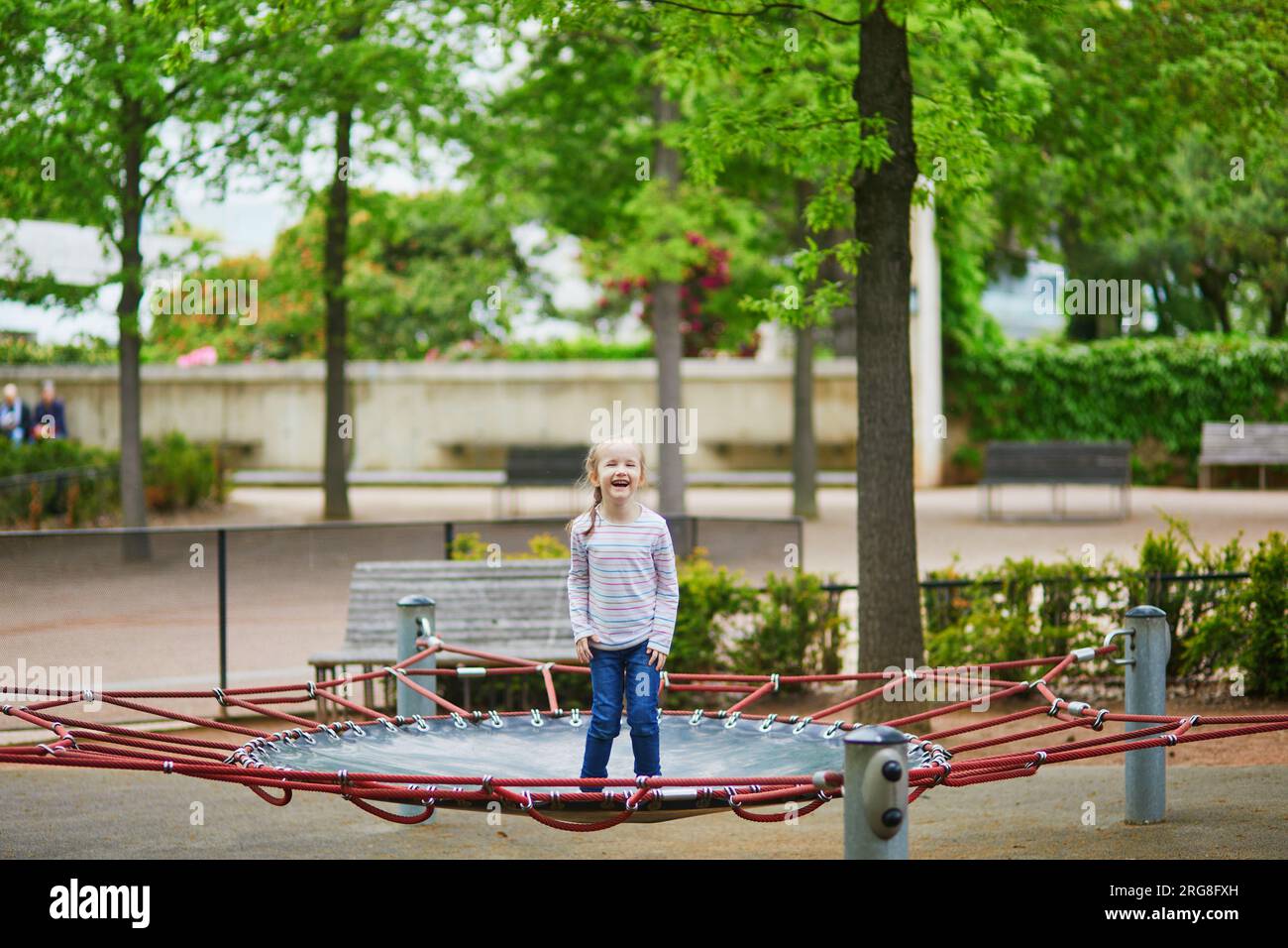 Adorable petite fille s'amusant sur un trampoline un jour d'été ou de  printemps. Petit enfant sur une aire de jeux. Activités de plein air pour  les enfants Photo Stock - Alamy