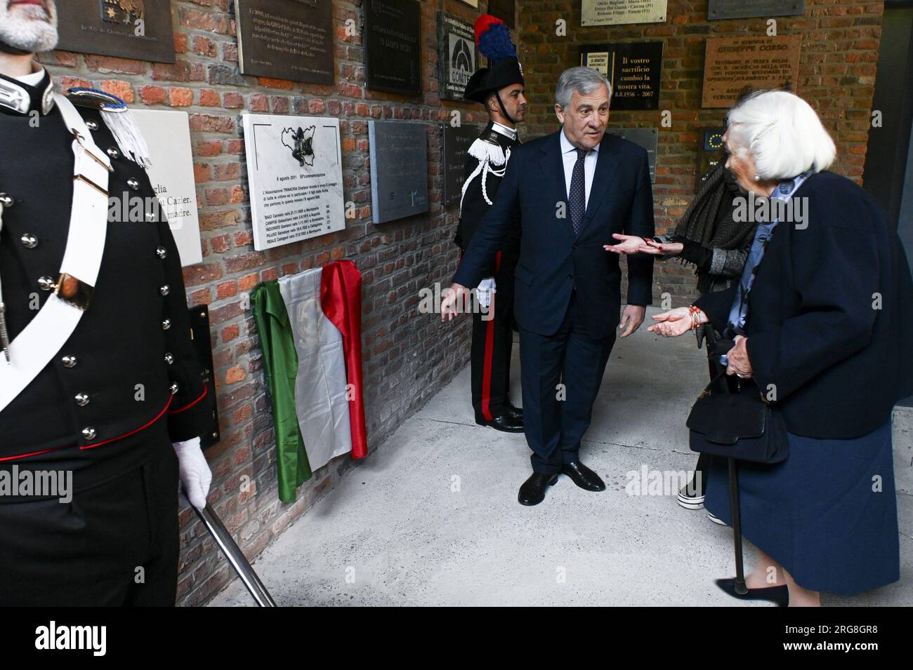 Charleroi, Belgique. 08 août 2023. La reine Paola de Belgique et le ministre italien des Affaires étrangères Antonio Tajani dévoilent une plaque commémorative lors d’une commémoration de la catastrophe minière du Bois du Cazier à Marcinelle, Charleroi, mardi 08 août 2023, à l’occasion du 67e anniversaire de la tragédie. Le 8 août 1956, 262 personnes ont été tuées dans un incendie qui a détruit la mine. BELGA PHOTO POOL FREDERIC ANDRIEU crédit : Belga News Agency/Alamy Live News Banque D'Images