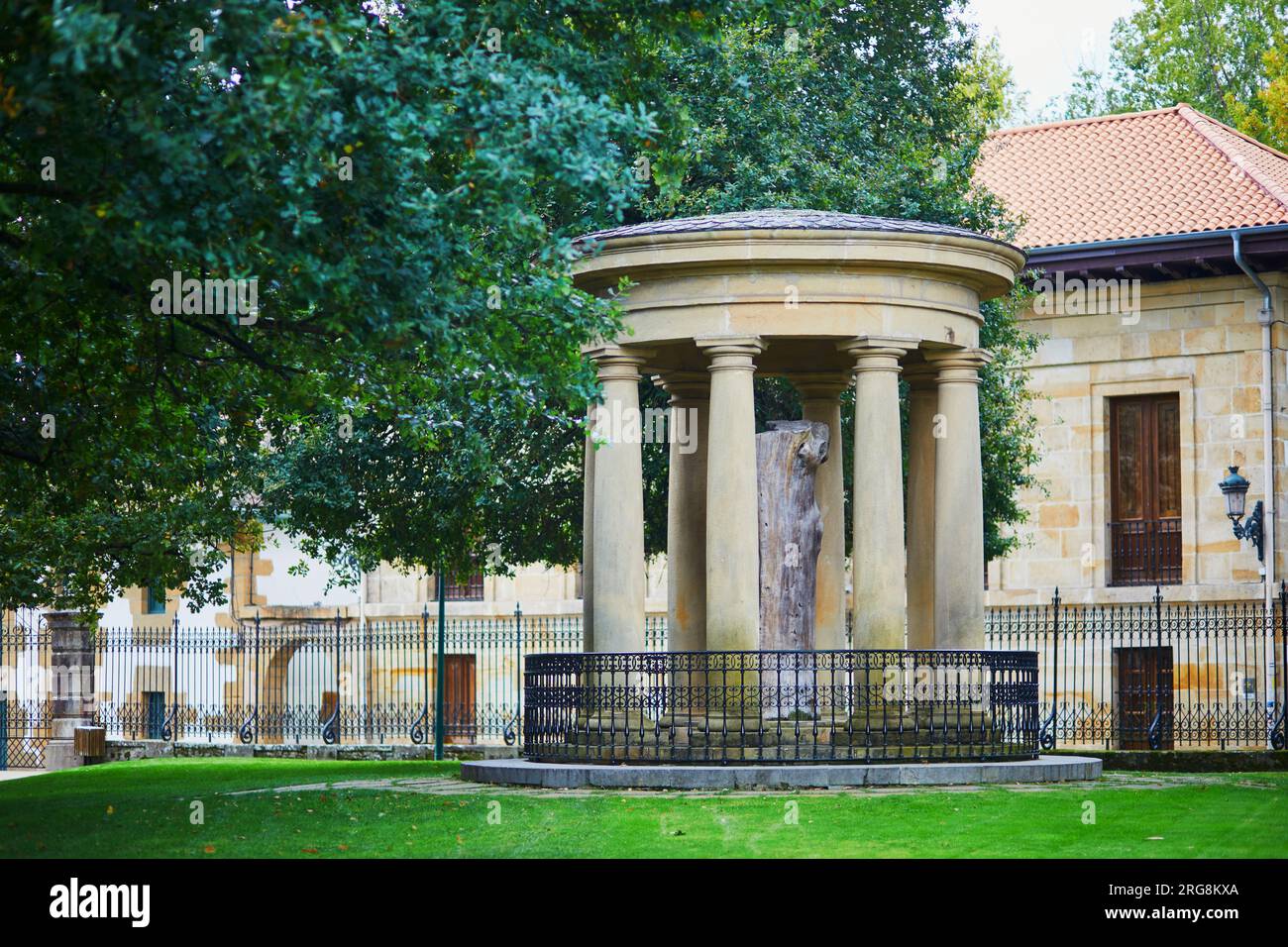 Gernikako Arbola ou l'arbre de Gernika, un chêne qui symbolise les libertés traditionnelles pour le peuple biscayen à Guernica, pays Basque, Espagne Banque D'Images