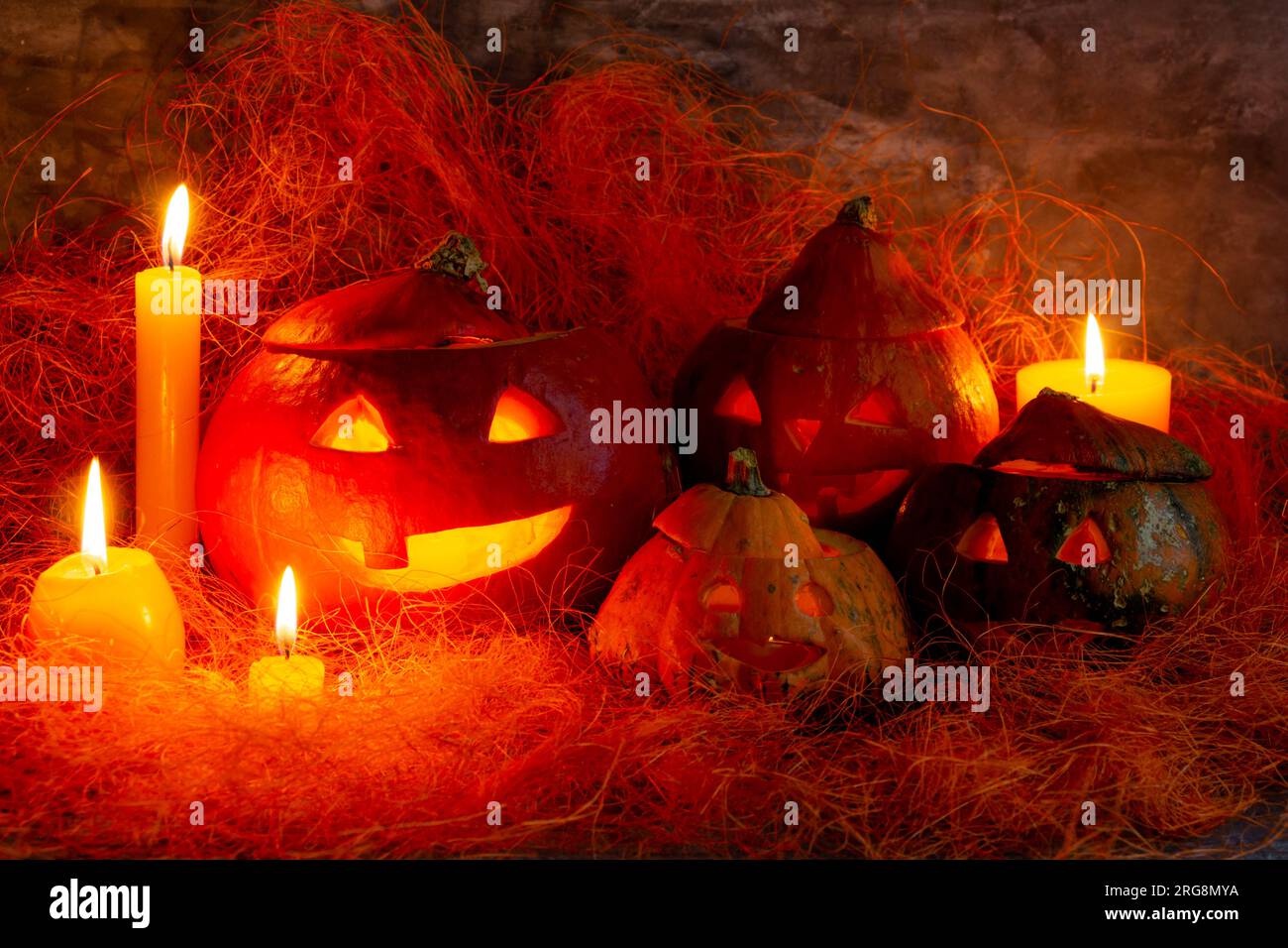 Concept Halloween, composition de citrouilles, bougies, lanterne de Jack de citrouille Banque D'Images