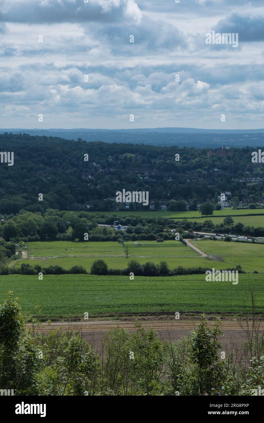 Vue depuis les North Downs surplombant Oxted dans le Surrey avec l'autoroute M25 Banque D'Images