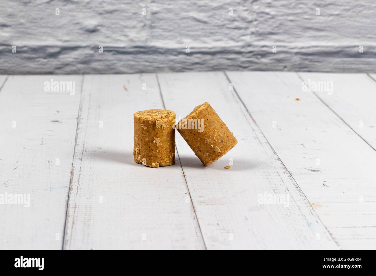 Deux morceaux de bonbons aux arachides sur une table en bois blanc Banque D'Images