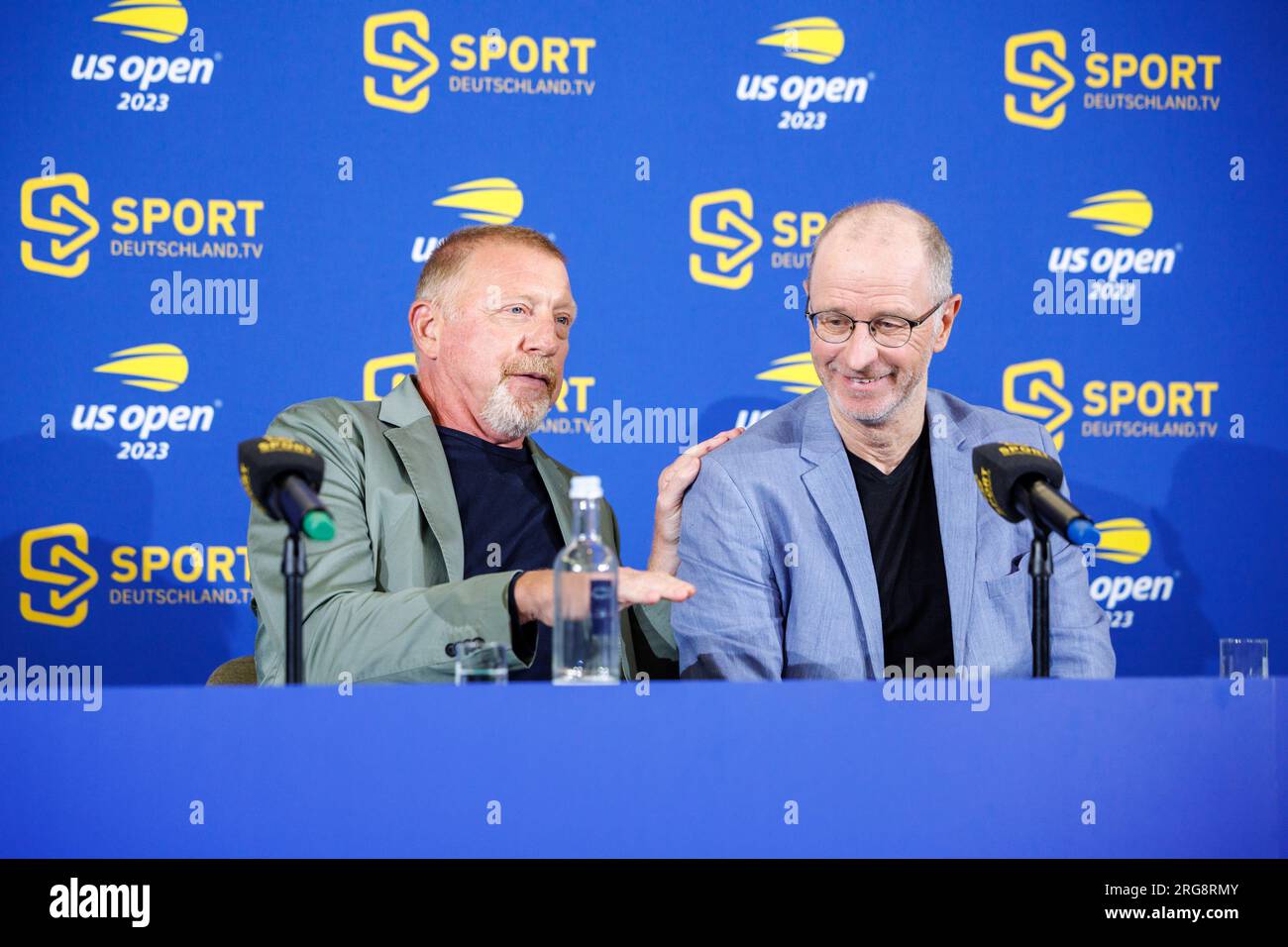 Munich, Allemagne. 08 août 2023. Tennis, tournée médiatique avec des experts et commentateurs sur la diffusion de l'US Open 2023 à New York par Sportdeutschland.TV : Boris Becker (à gauche), ancien joueur de tennis allemand, intervient lors de la conférence de presse. A côté de lui se trouve Matthias Stach, journaliste sportif et commentateur. Crédit : Matthias Balk/dpa/Alamy Live News Banque D'Images