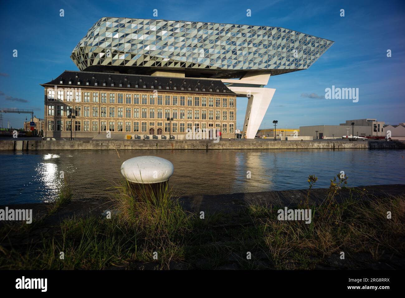 Vue du bâtiment de l'Autorité portuaire d'Anvers, l'œuvre de l'architecte Zaha Hadid situé sur la place Zaha Hadidplein dans le port d'Anvers, Belgique, A. Banque D'Images