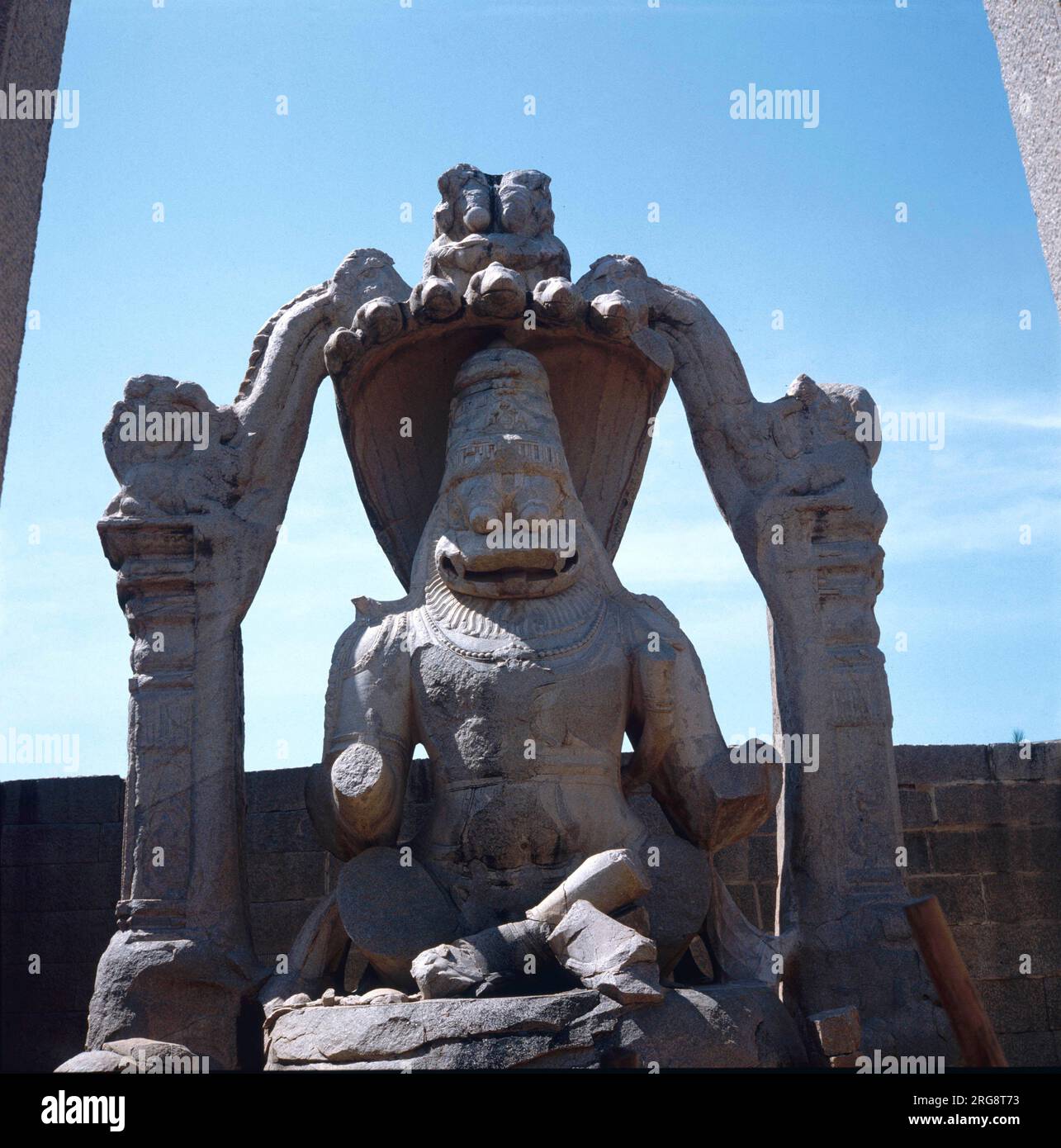 Vishnu - le quatrième avatar du dieu dans lequel il apparaît comme un homme-lion hybride Pierre sculptant à Hampi, Inde Banque D'Images
