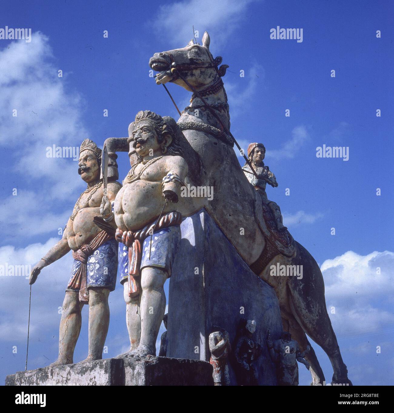 Aiyanar - divinité de village mâle (gramadeata) dans le sud de l'Inde; votive offrandes sont faites à ces sanctuaires pour assurer un voyage sûr Banque D'Images