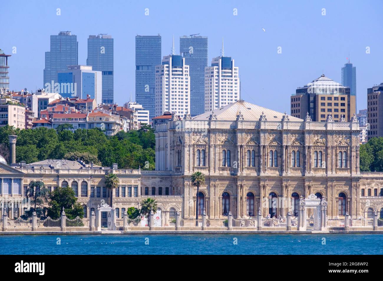 Istanbul, Turquie, Türkiye. Palais de Dolmabahce vu du Bosphore. Banque D'Images