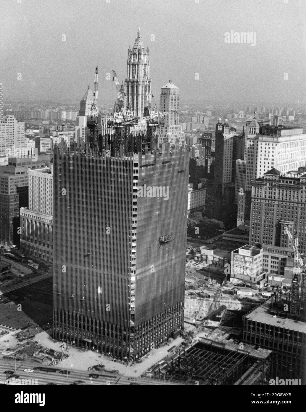 La construction de la première des tours jumelles du World Trade Center, qui a pris 7 ans à construire et a été détruite par des terroristes le 11 septembre 2001. Banque D'Images