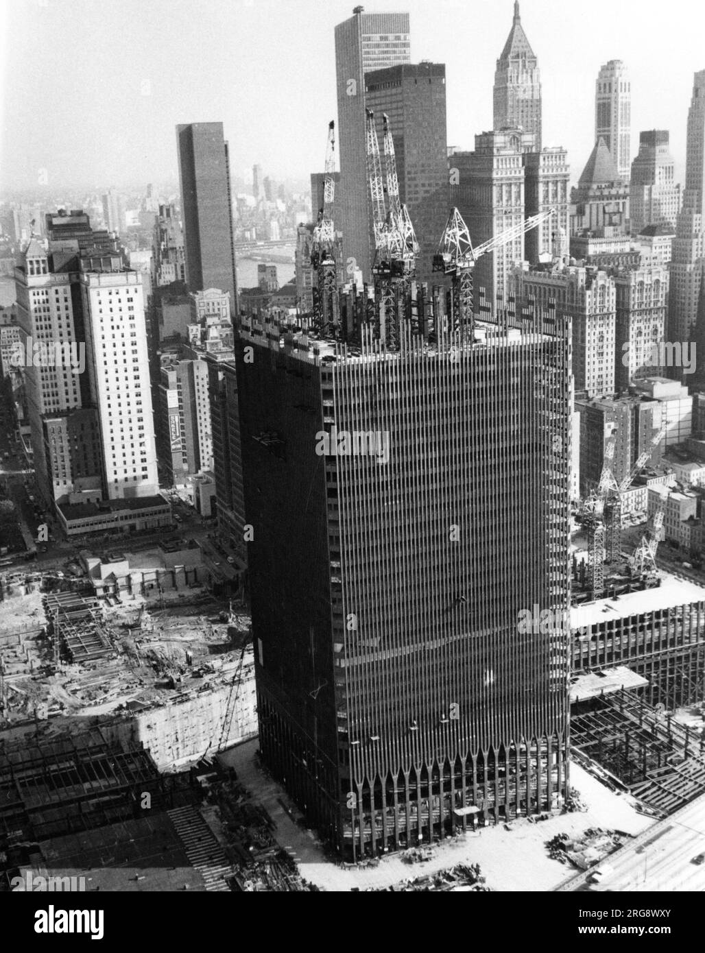 La construction de la première des tours jumelles du World Trade Center, qui a pris 7 ans à construire et a été détruite par des terroristes le 11 septembre 2001. Banque D'Images