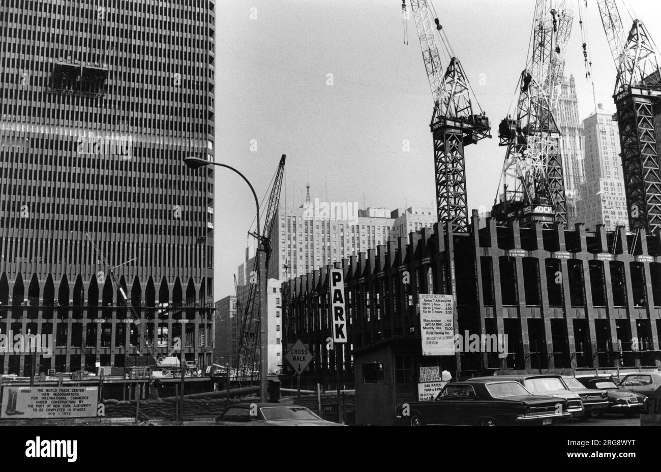 La construction de la deuxième des tours jumelles du World Trade Center, qui a pris 7 ans à construire et a été détruite par des terroristes le 11 septembre 2001. Banque D'Images