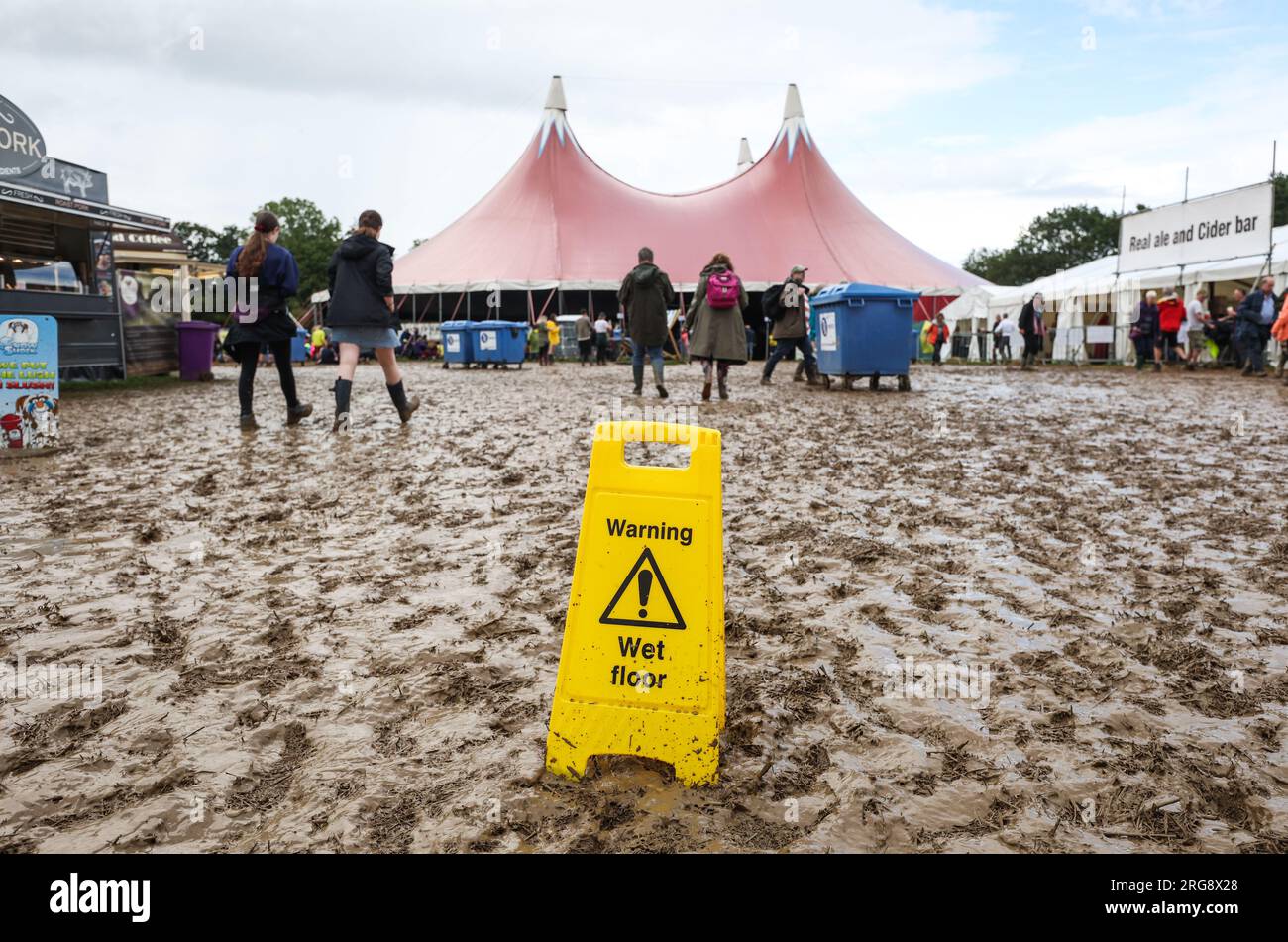 Festival Muddy Wickham 2023. Panneau sol mouillé placé dans la boue. Banque D'Images