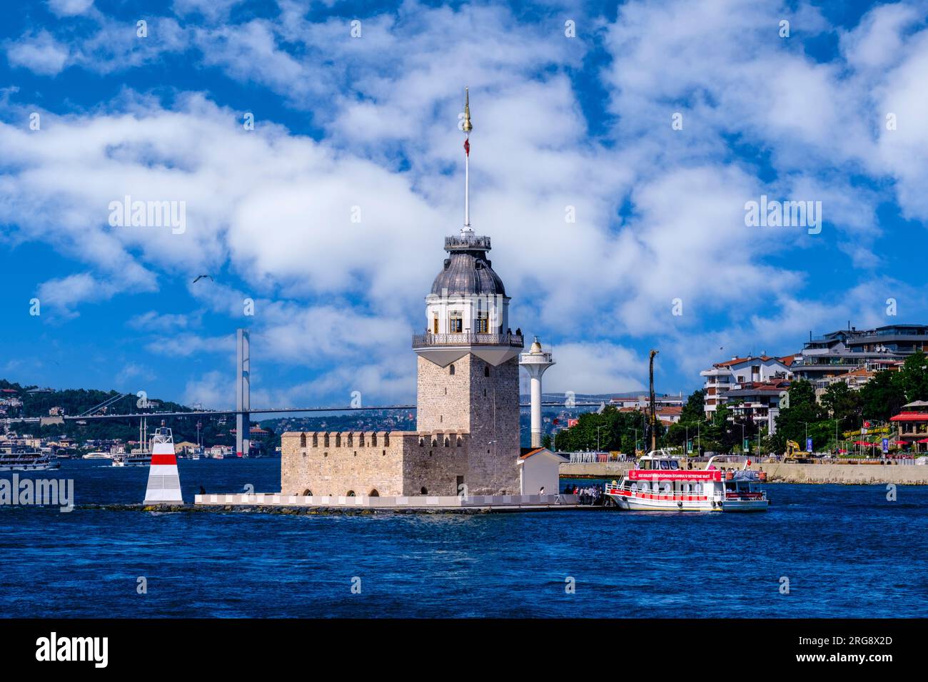 Istanbul, Turquie, Türkiye. Tour de Maiden (Kiz Kulesi) dans le détroit du Bosphore. Banque D'Images
