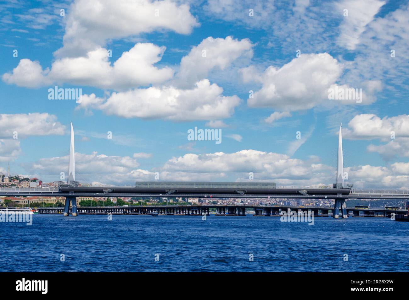 Istanbul, Turquie, Türkiye. Golden Horn Metro Bridge. Pont Ataturk plus bas, dans un arrière-plan plus loin. Banque D'Images
