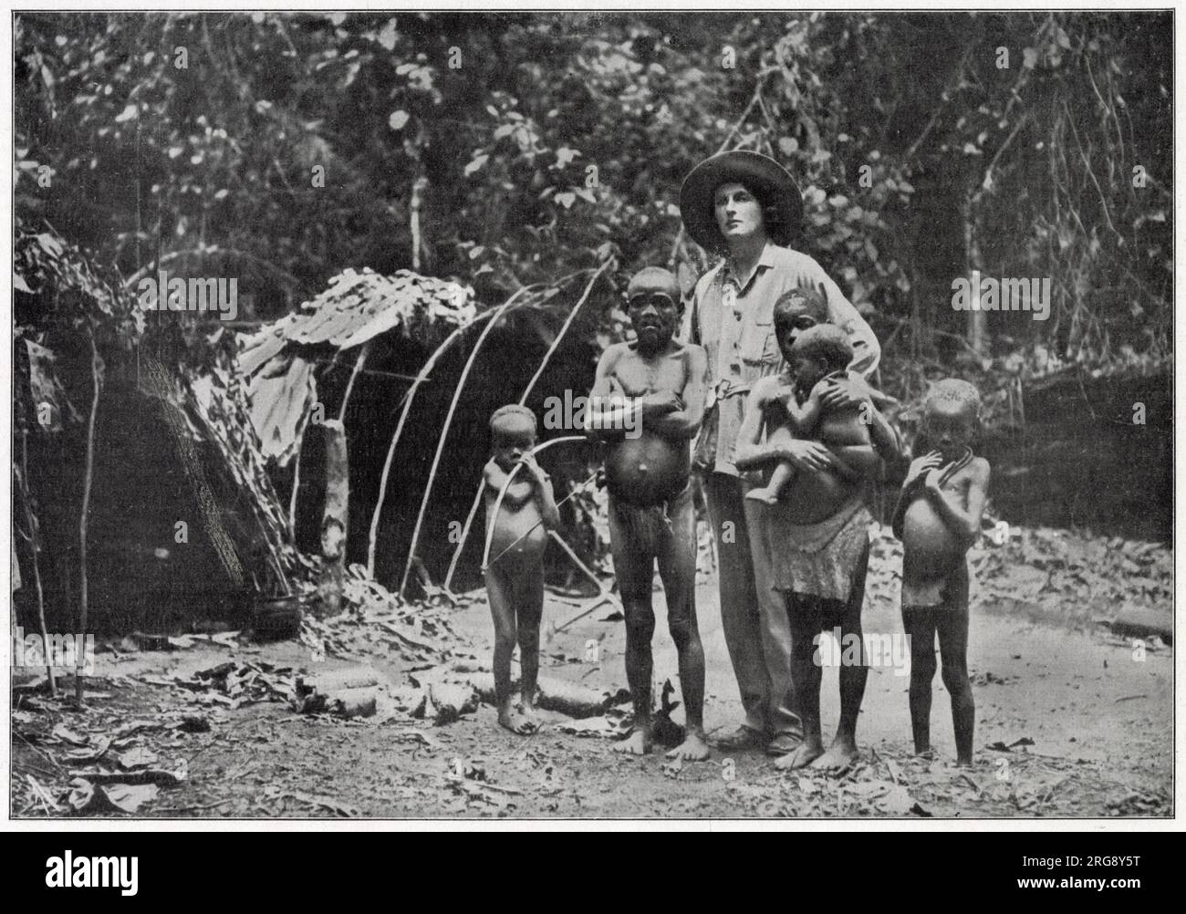 Lady Broughton, voyageant en Afrique australe, pose avec une famille de pygmées. Banque D'Images