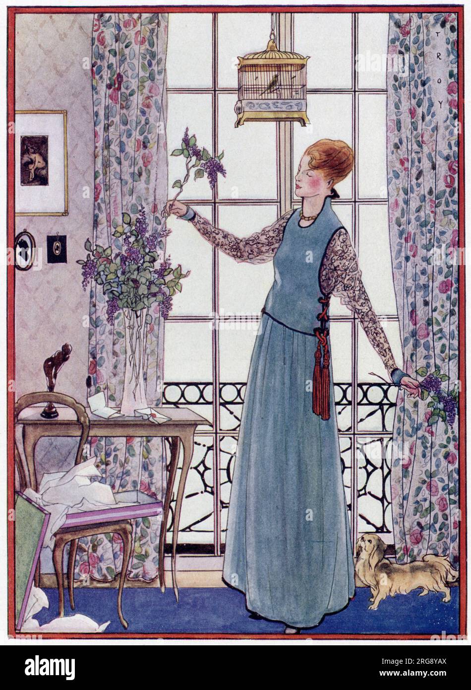Robe chasuble avec corsage ample, taille basse, jupe froncée, col style Médicis et lacets à franges sur les côtés portés sur un chemisier léger. Banque D'Images