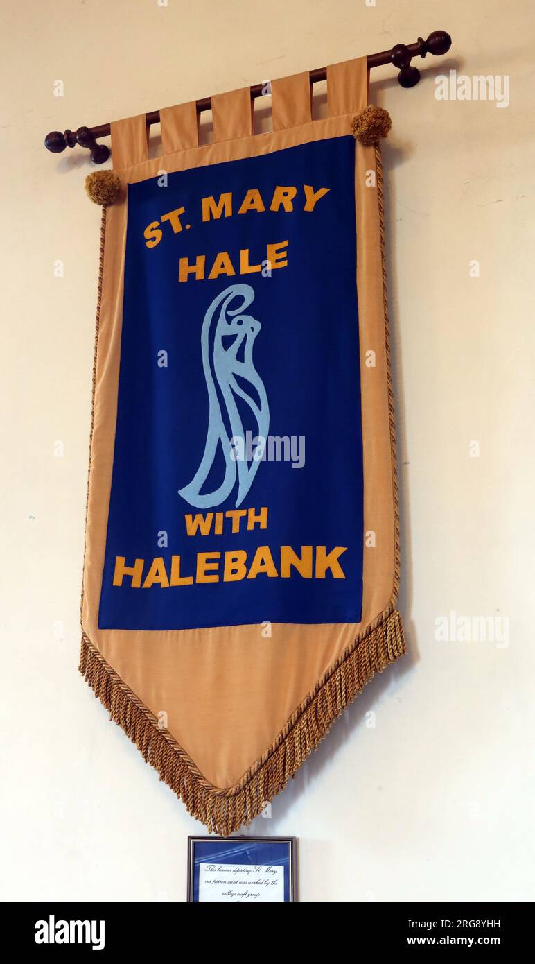 St Marys Église Hale avec bannière Halebank, Church End, village de Hale, Halton , Merseyside, ANGLETERRE, ROYAUME-UNI, L24 4WB Banque D'Images