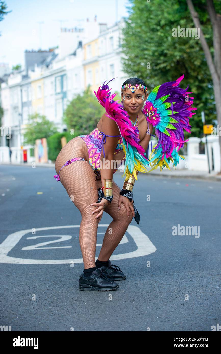 Notting Hill Carnival, fête bancaire d'août, avec danse, tambours, costumes lumineux et maisons protégées Banque D'Images