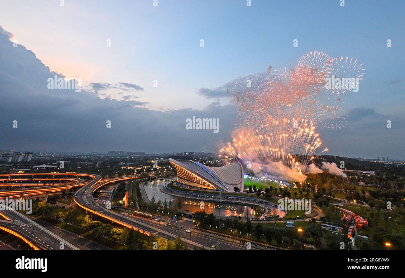 Chengdu, province chinoise du Sichuan. 8 août 2023. Des feux d'artifice ont été vus lors de la cérémonie de clôture des 31e Jeux mondiaux universitaires d'été de la FISU à Chengdu, dans la province du Sichuan, dans le sud-ouest de la Chine, le 8 août 2023. Crédit : Liu Kun/Xinhua/Alamy Live News Banque D'Images
