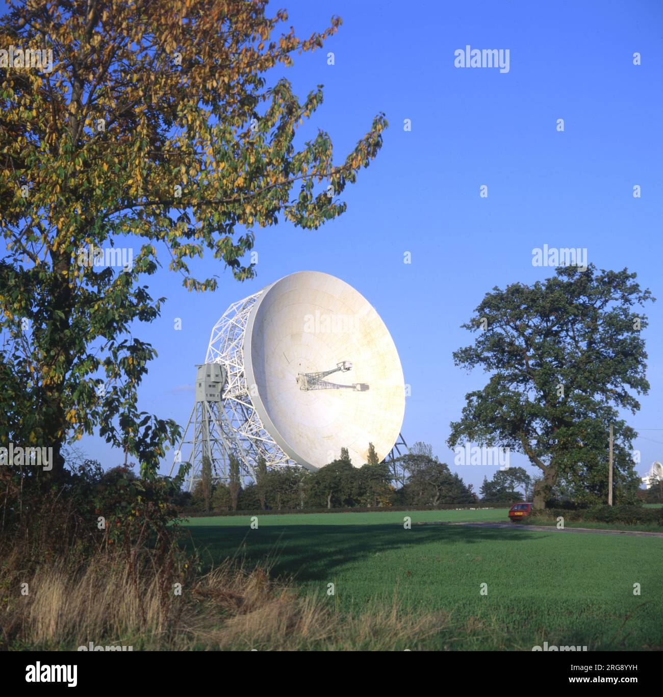 Né de Sir Bernard Lovell, le radiotélescope Lovell a été pendant de nombreuses années le plus grand au monde et domine la campagne du Cheshire sur des kilomètres. Banque D'Images