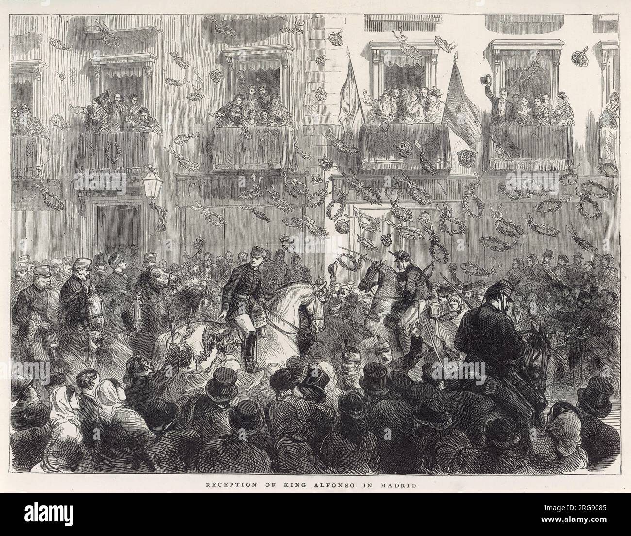 ALPHONSE XII, ROI D'ESPAGNE SCÈNES ET ÉVÉNEMENTS des foules fidèles acclament et saluent le roi à Madrid en jetant des couronnes des balcons le long de la route. Banque D'Images