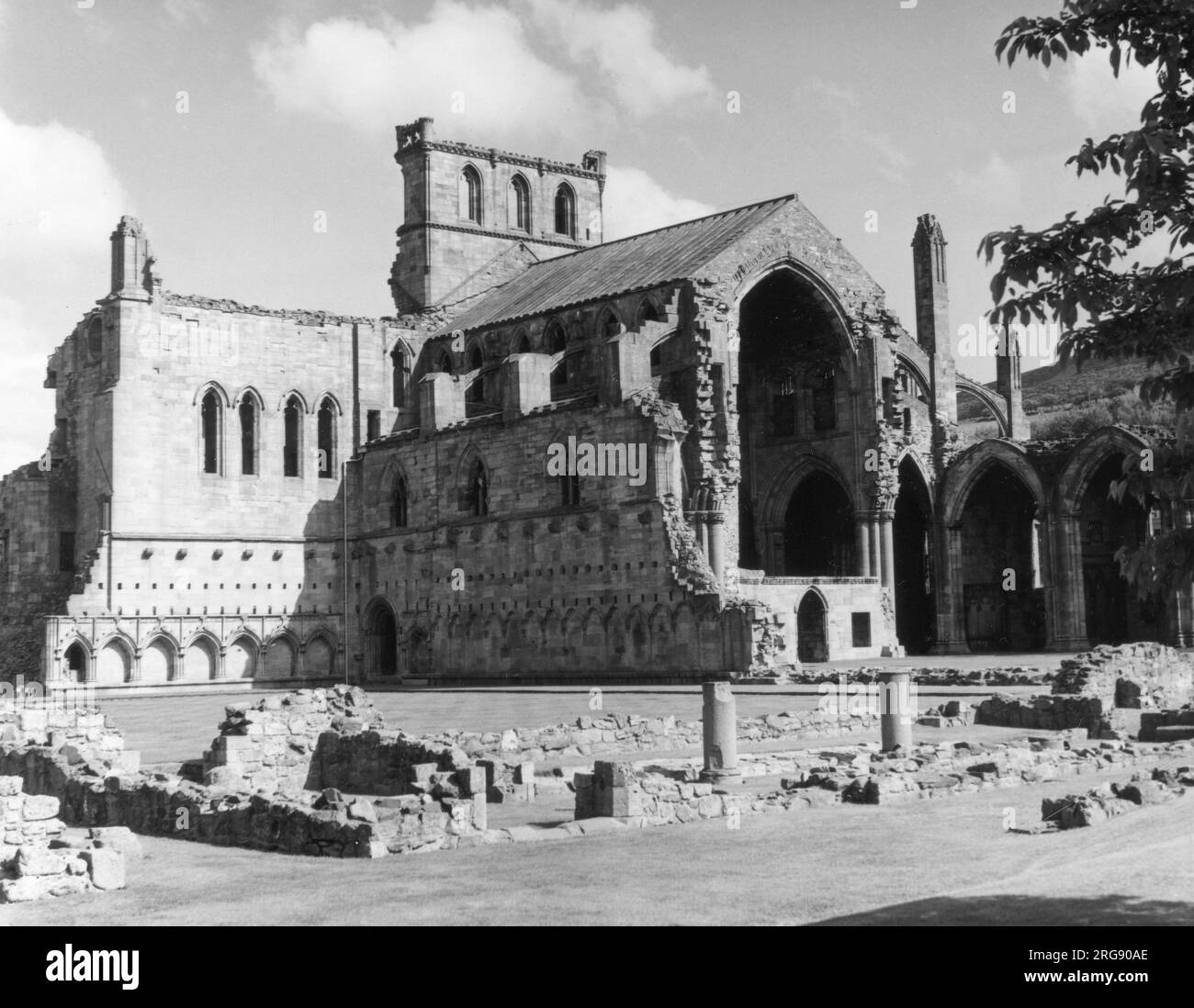 Les ruines majestueuses de l'abbaye de Melrose, Roxburghshire, fondée en 1136 pour l'ordre cistercien par le roi David. Banque D'Images