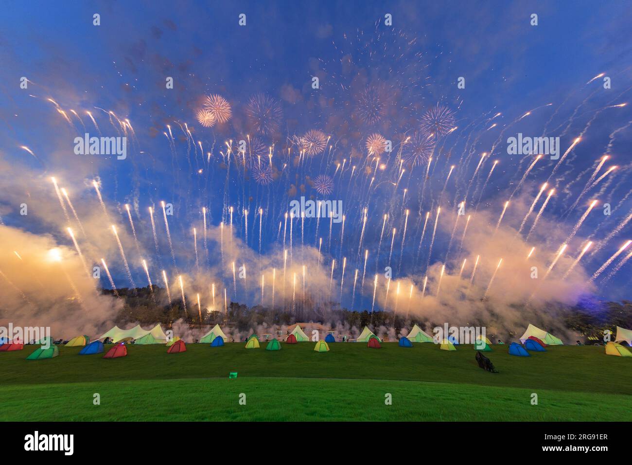 Chengdu, province chinoise du Sichuan. 8 août 2023. Des feux d'artifice ont été vus lors de la cérémonie de clôture des 31e Jeux mondiaux universitaires d'été de la FISU à Chengdu, dans la province du Sichuan, dans le sud-ouest de la Chine, le 8 août 2023. Crédit : Huang Wei/Xinhua/Alamy Live News Banque D'Images