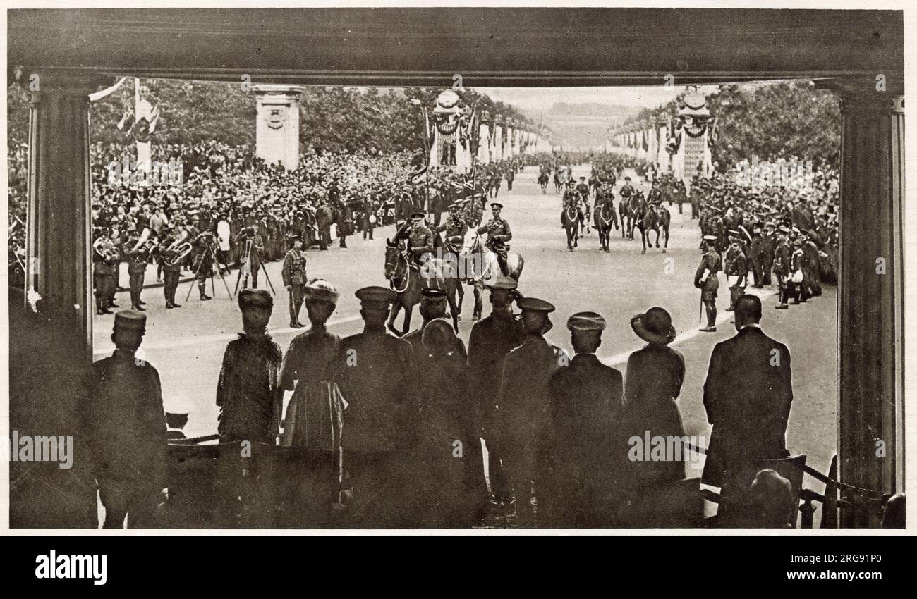 Le groupe royal George V et Mary Teck regardent depuis le pavillon du Victoria Memorial, le long du Mall, montrant la vue que les Majestés avaient de la procession, comme il les approuvera, le roi rendant le salut de Sir Douglas Haig. Banque D'Images