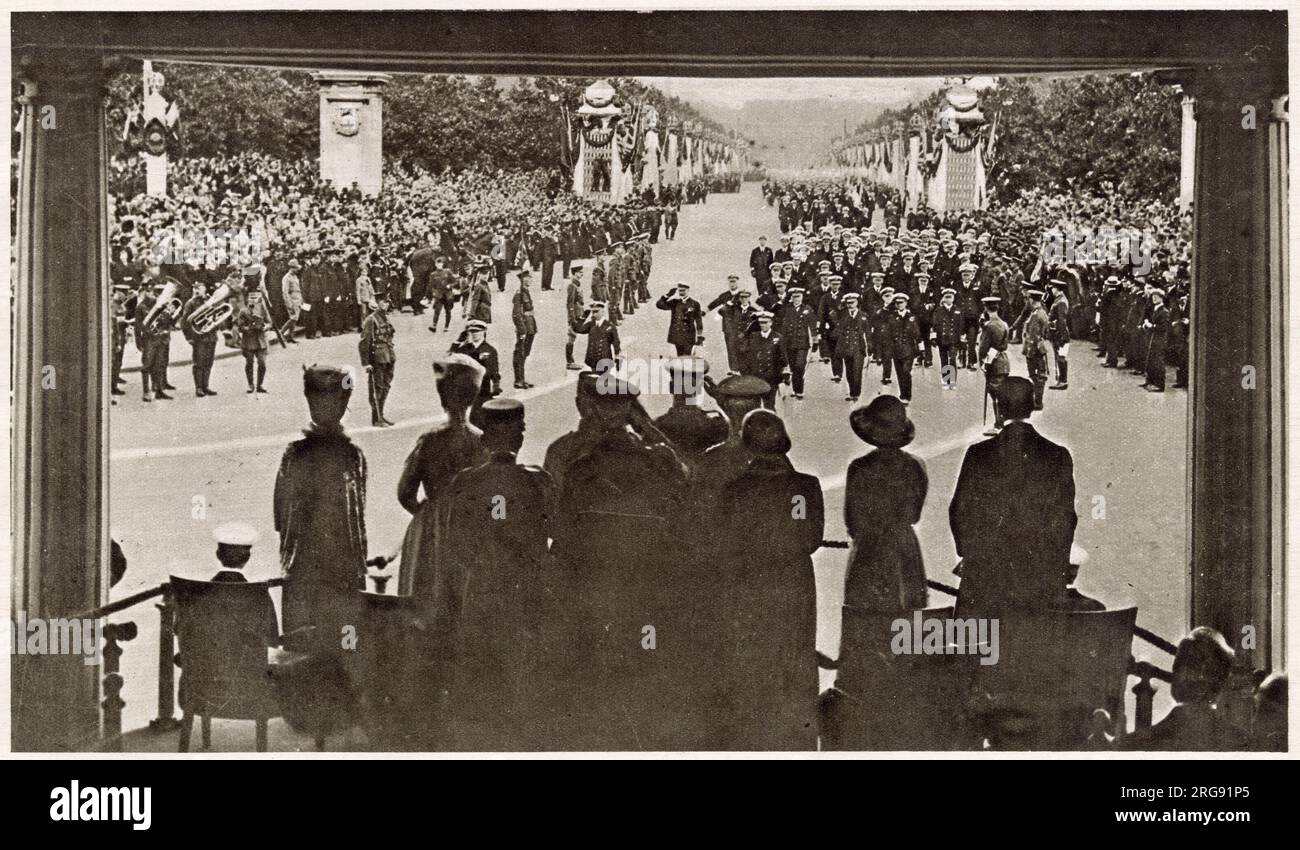 Le groupe royal George V et Mary Teck regardent depuis le pavillon du Victoria Memorial, le long du Mall, montrant la vue que les Majestés avaient de la procession, comme elle les a appressenties, le roi rendant le salut de l'amiral Beatty. Banque D'Images