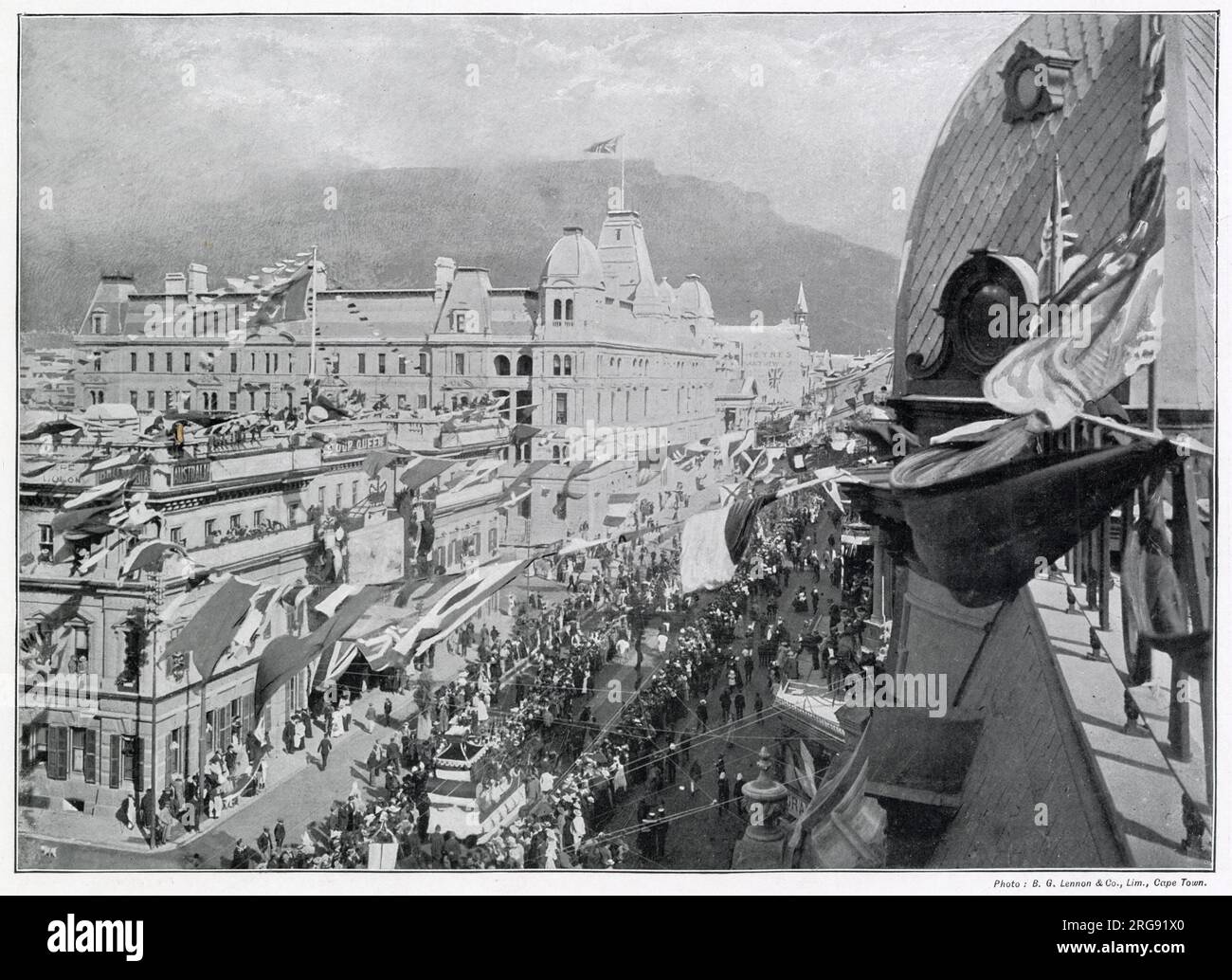 Photographie prise depuis les toits de la capitale sud-africaine, Cape Town. Procession jubilaire passant dans les rues avec des drapeaux flottant entre les fils télégraphiques. Banque D'Images
