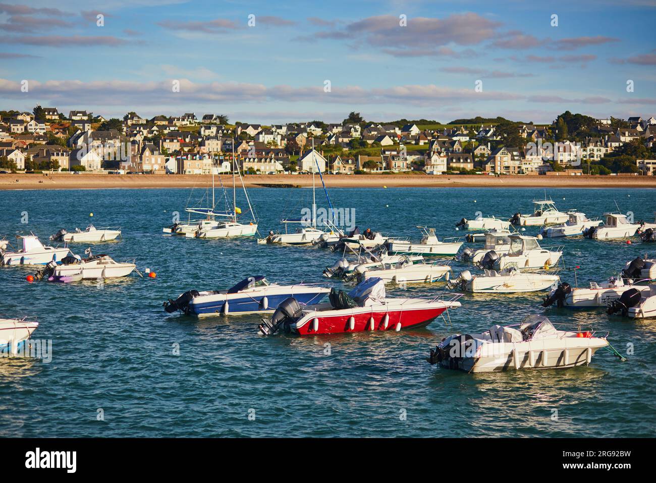 Nombreux yachts dans le port d'Erquy, Bretagne, France Banque D'Images