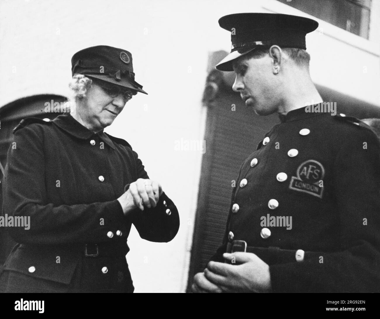 Membres du service auxiliaire de pompiers à Londres pendant la Seconde Guerre mondiale Banque D'Images