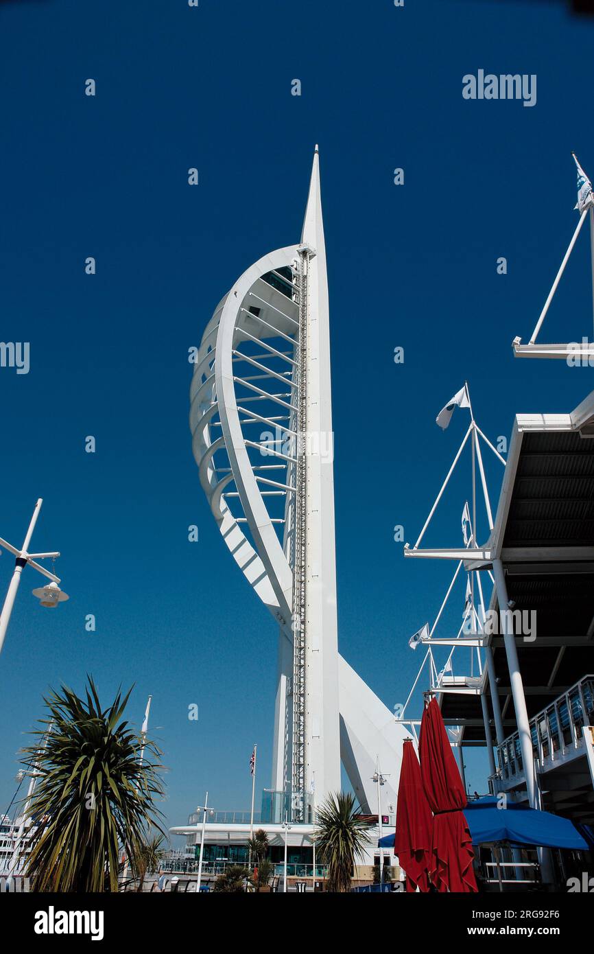 La Spinnaker Tower à Portsmouth, a ouvert ses portes en octobre 2005. C'est une attraction touristique de 170 mètres de haut surplombant le port de Portsmouth et le Solent. Banque D'Images