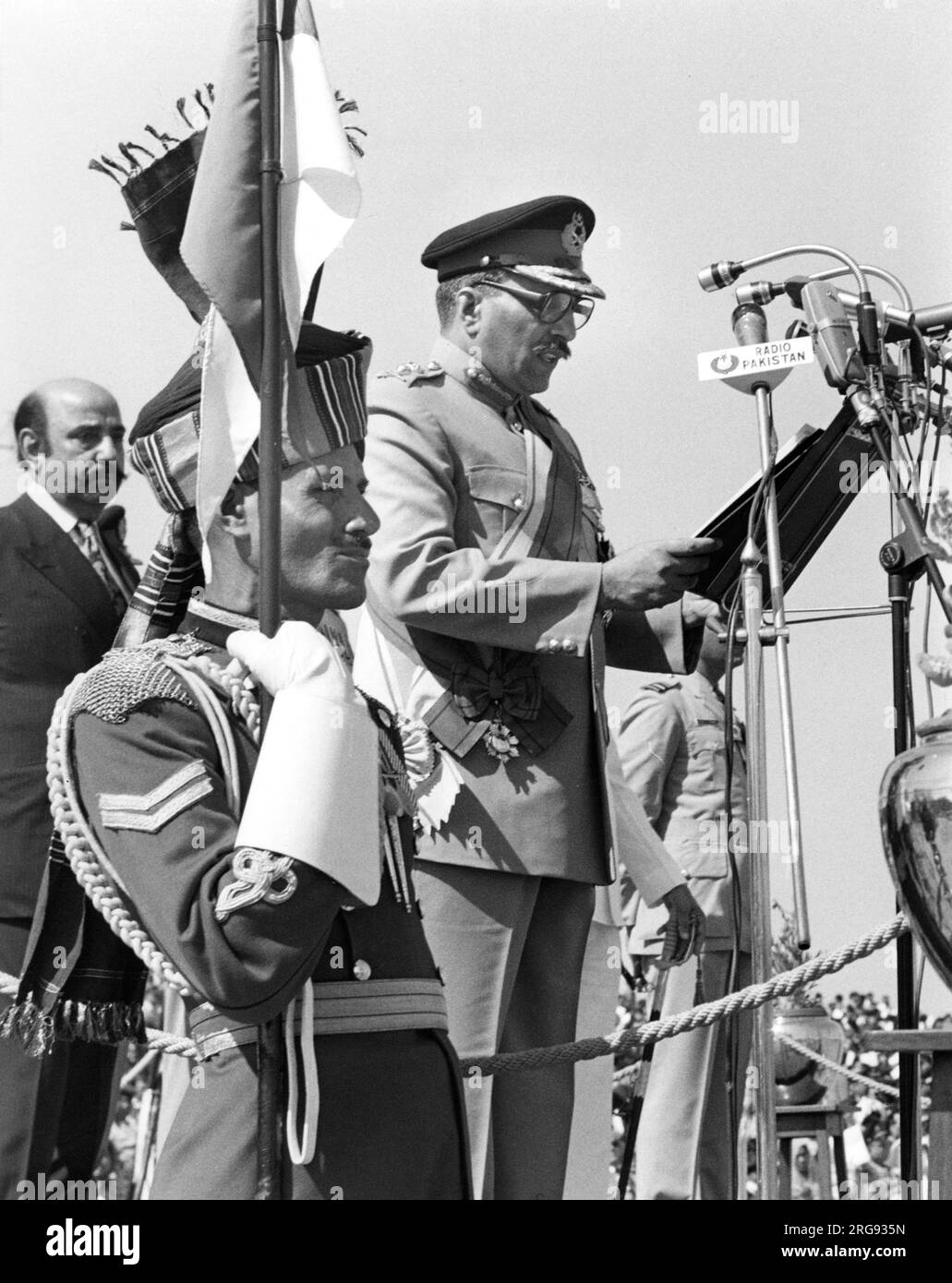 Général Muhammad Zia-ul-Haq (1924-1988) le Sixième Président du Pakistan, qui examine les troupes. Banque D'Images