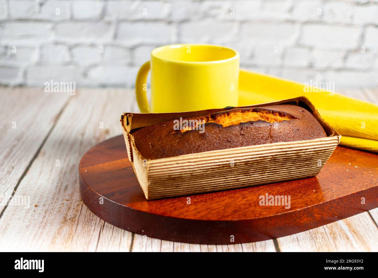 Un gâteau de livre et une tasse de café jaune Banque D'Images