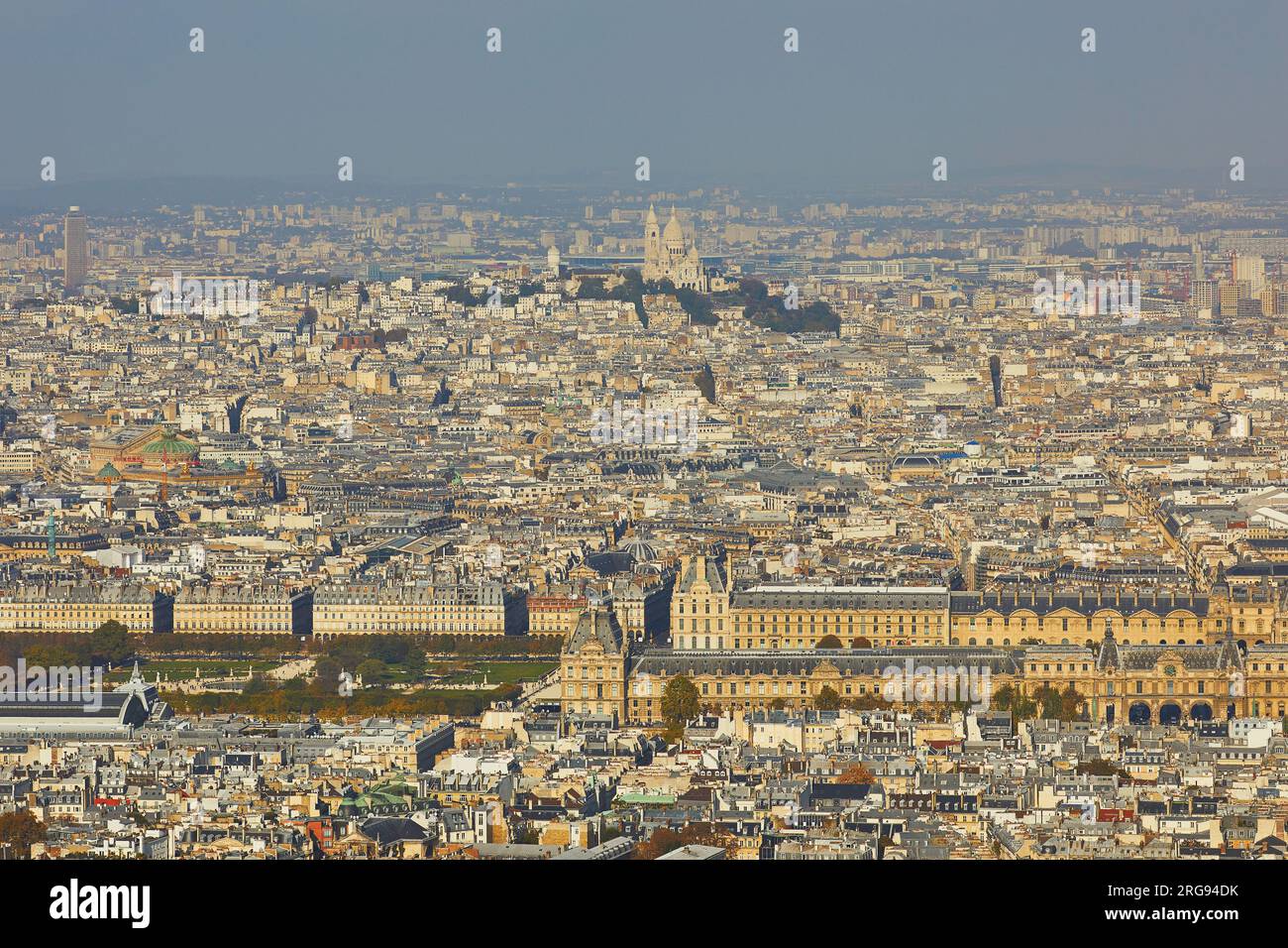 Vue panoramique aérienne du centre de Paris avec jardin des Tuileries, musée du Louvre et cathédrale du Sacré-cœur sur Montmartre Banque D'Images