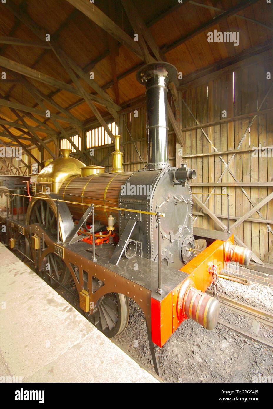 Réplique d'un ancien moteur à écartement large dans un hangar du Didcot Railway Museum, Oxfordshire. Banque D'Images