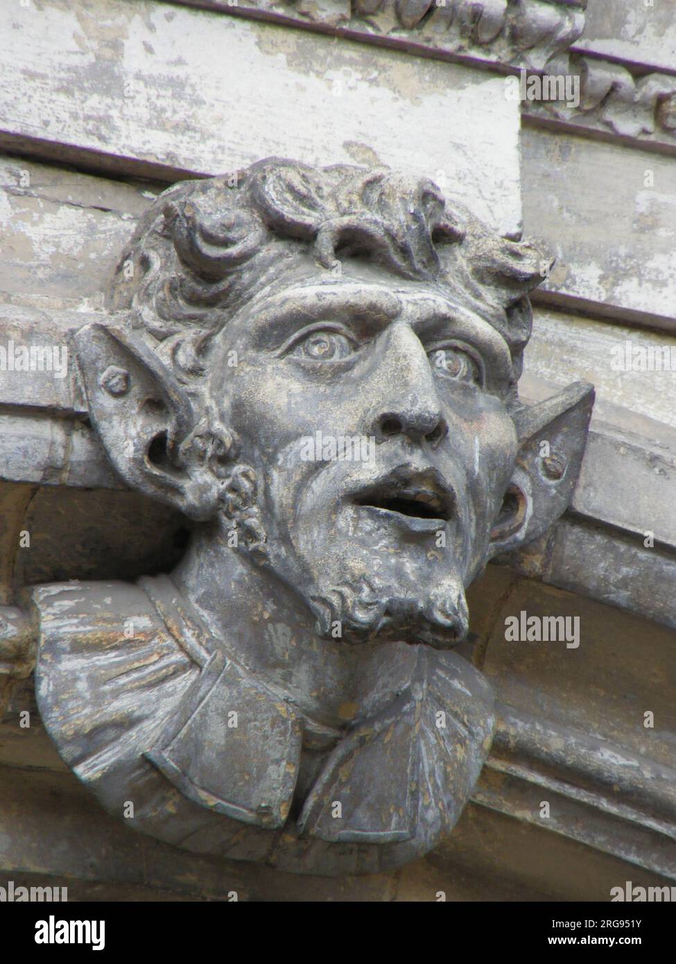 Une tête sculptée, qui semble être clouée par ses oreilles sur la porte du Guildhall, Worcester, Worcestershire. Il y a une revendication populaire selon laquelle il est la tête d'Oliver Cromwell, mais il ne porte aucune ressemblance à lui. Banque D'Images